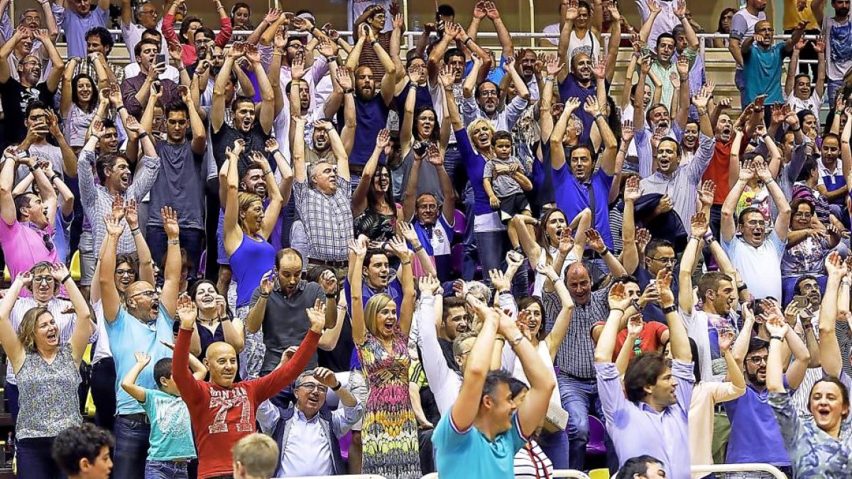 Ambiente en Pisuerga ante Morón en el quinto partido-J.M. Lostau