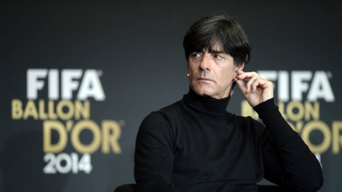 El entrenador de la selección de fútbol de Alemania, Joachim Löw, nominado al Balón de Oro al mejor entrenador, ofrece una rueda de prensa antes de la gala de la FIFA que se celebra hoy en Zúrich, Suiza.-Foto: EFE