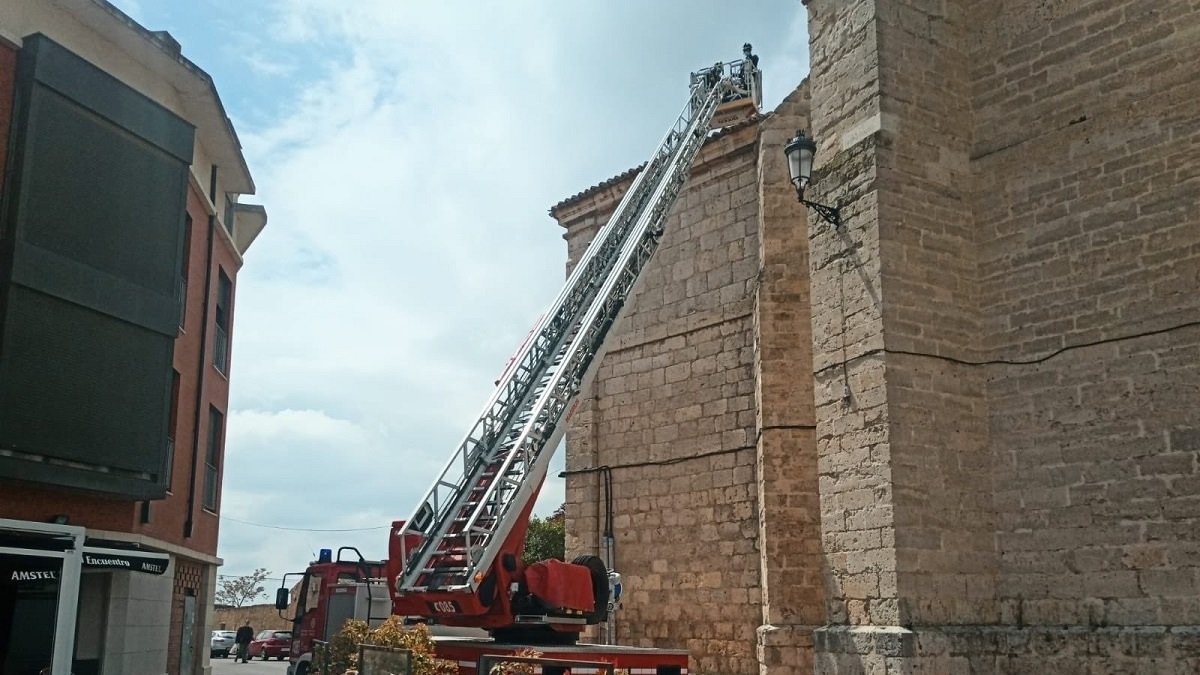 Intervención de los Bomberos de la Diputación en la cornisa de la iglesia de Cabezón.- E. M.
