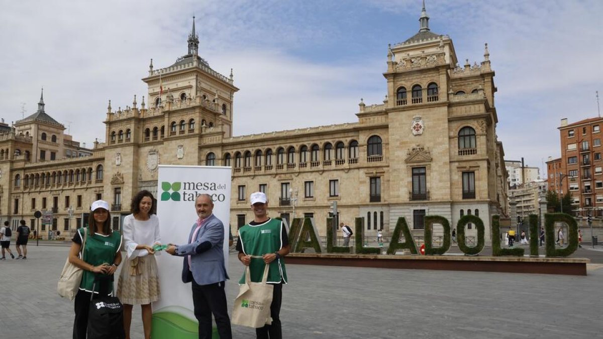 El Ayuntamiento de Valladolid y la Mesa del Tabaco durante la presentación de la campaña. / ICAL