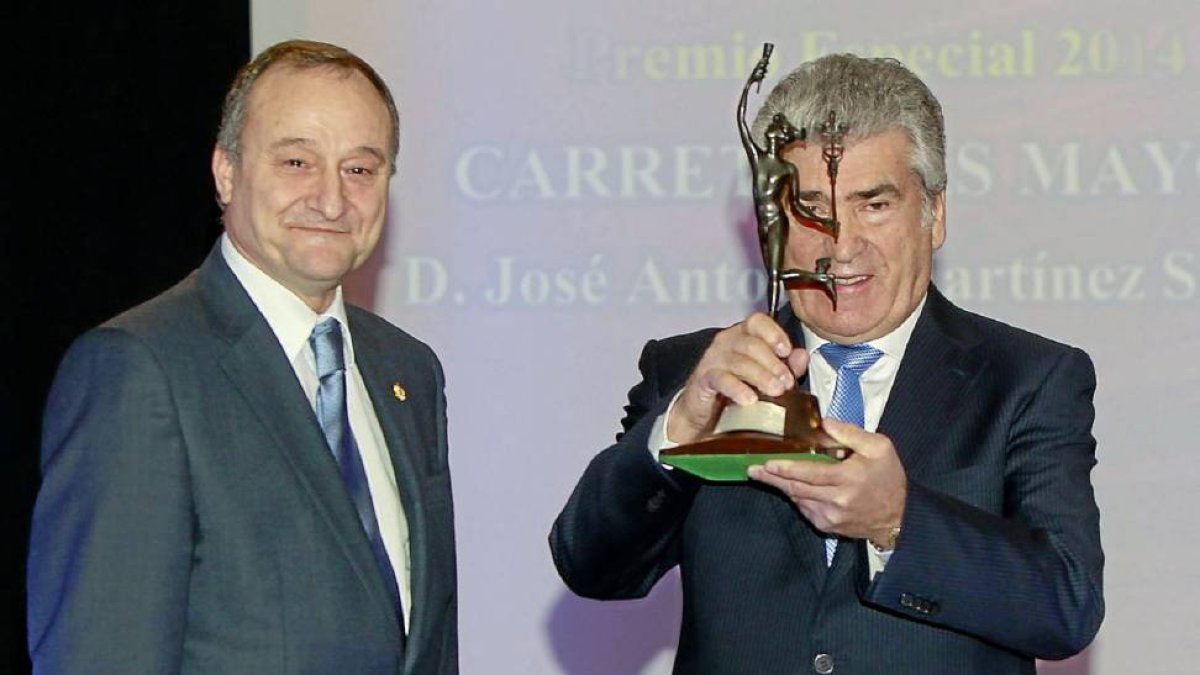 El rector de la UVA Daniel Miguel con el empresario del año, José Antonio Martínez, de Carretillas Mayor-J. M. LOSTAU