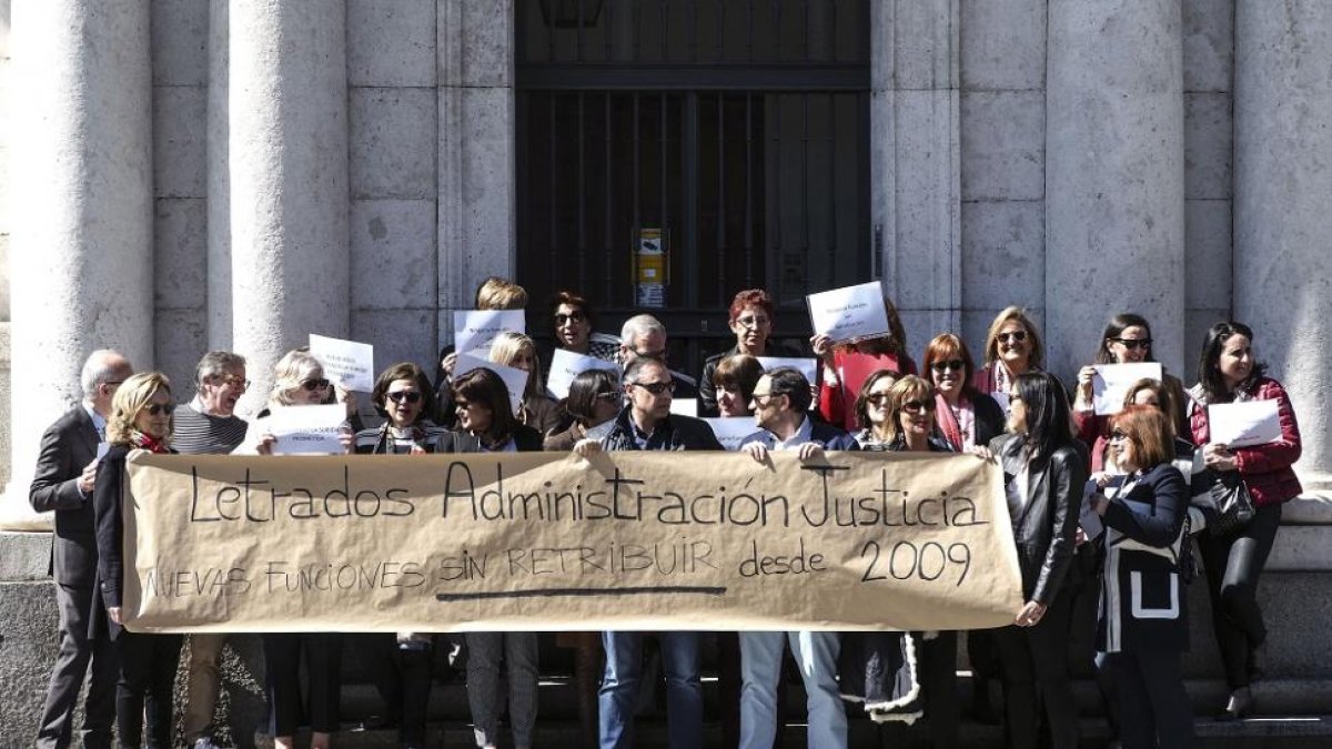 Los letrados judiciales se concentraron ayer antes de acudir a manifestarse el día 21 de abril a Madrid.-ICAL