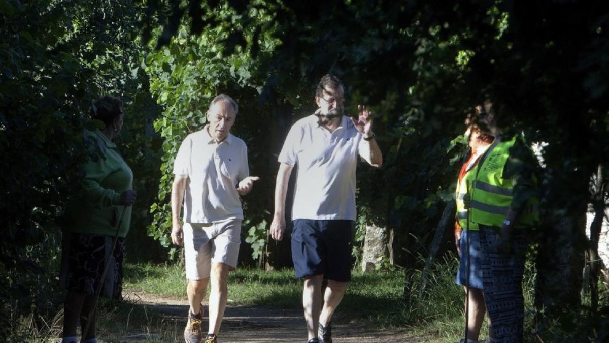 Mariano Rajoy y un amigo pasean por Ribadumia (Pontevedra), antes de atender el presidente del Gobierno a los medios de comunicación.-EFE / SALVADOR SAS