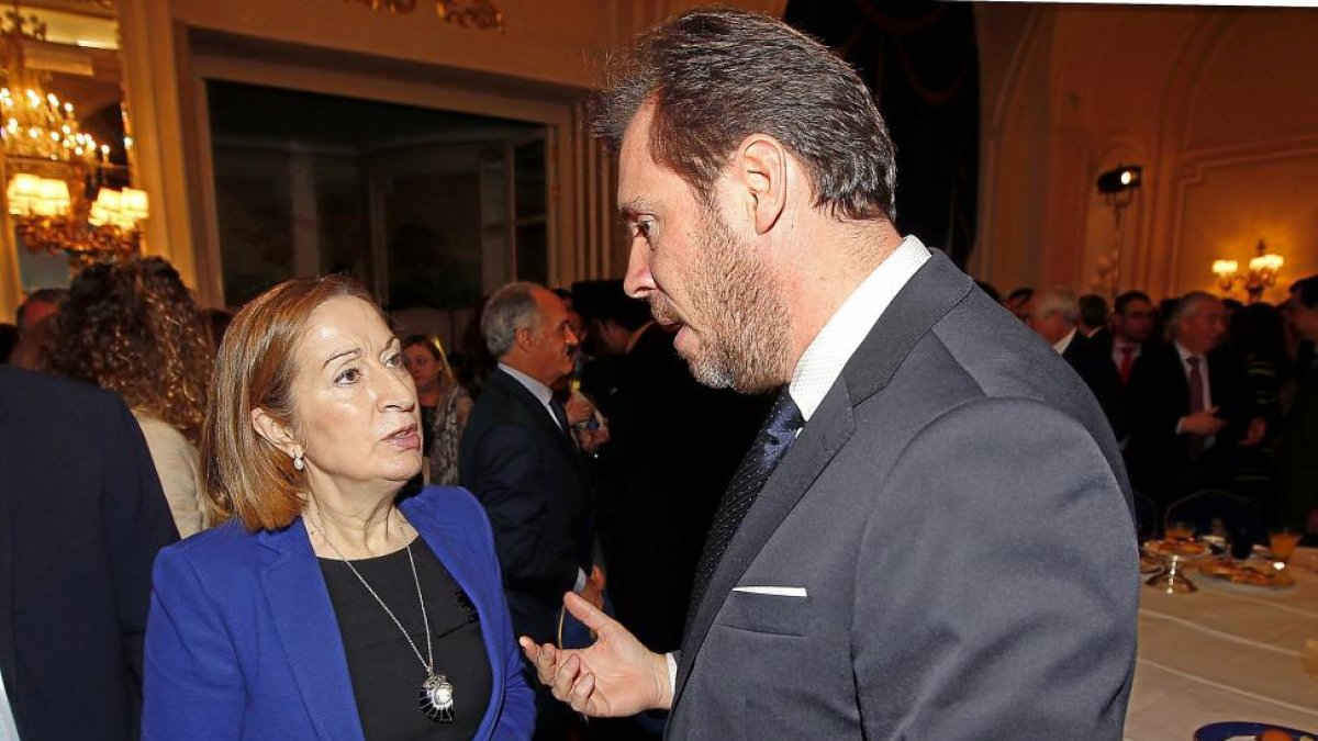 Puente y la ministra en funciones Ana Pastor, ayer en Madrid.-Raquel P. Vieco