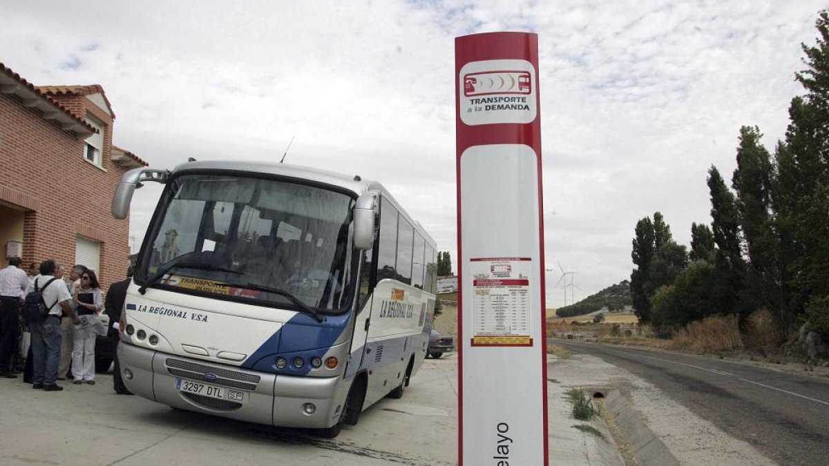 Parada del transporte en la localidad de San Pelayo.-ICAL