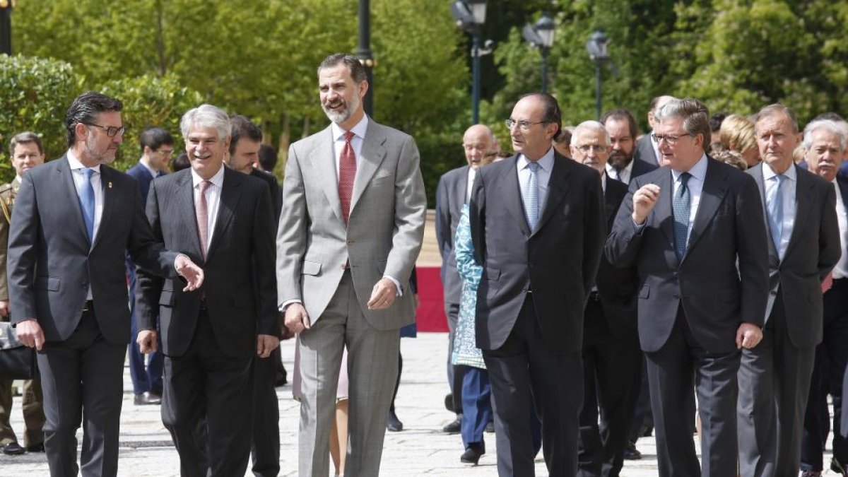 El rey Felipe asiste a la reunión del Consejo Científico del Real Instituto Elcano en el Palacio Real de La Granja de San Ildefonso. En la imagen, junto el ministro de asuntos exteriores, Alfonso Dastis.-ICAL