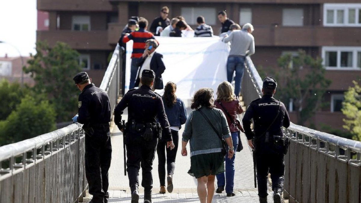 La pasarela, instantes después del asesinato de Isabel Carrasco.-ICAL