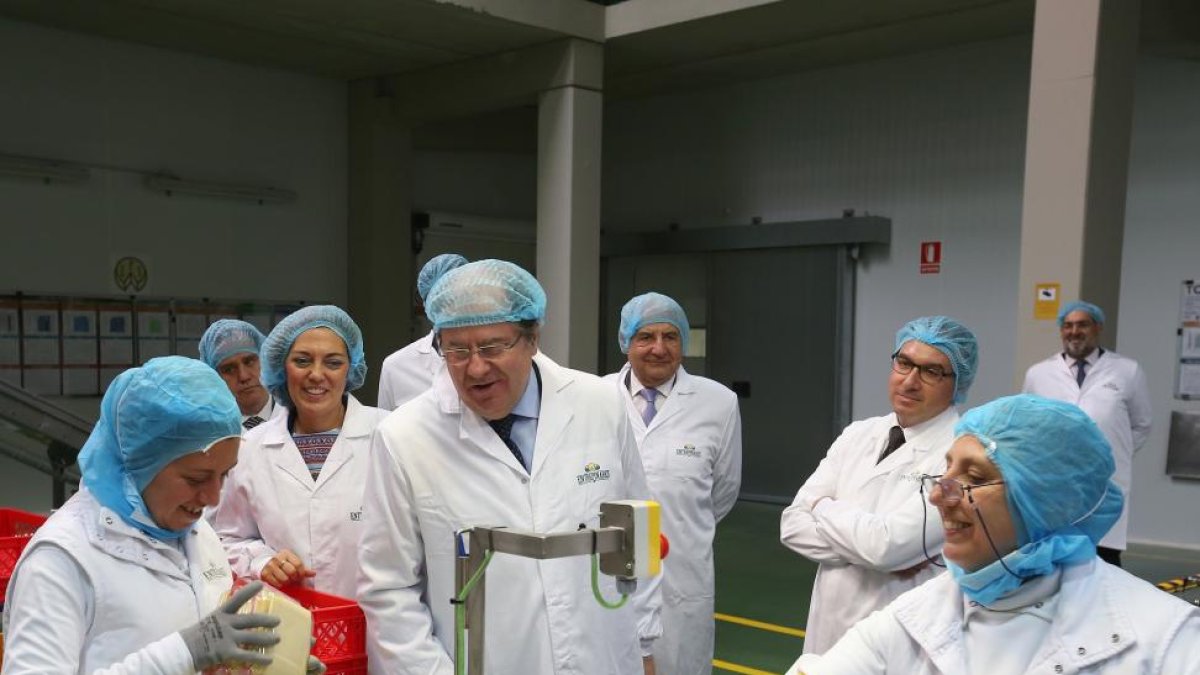 El presidente de la Junta, Juan Vicente Herrera (3I), visita el centro logístico de 'Quesos Entrepinares'. Le acompaña en la imagen, Milagros Marcos (2I), Consejera de Agricultura y Ganaderia y Antonio Martín (3D)-Ical