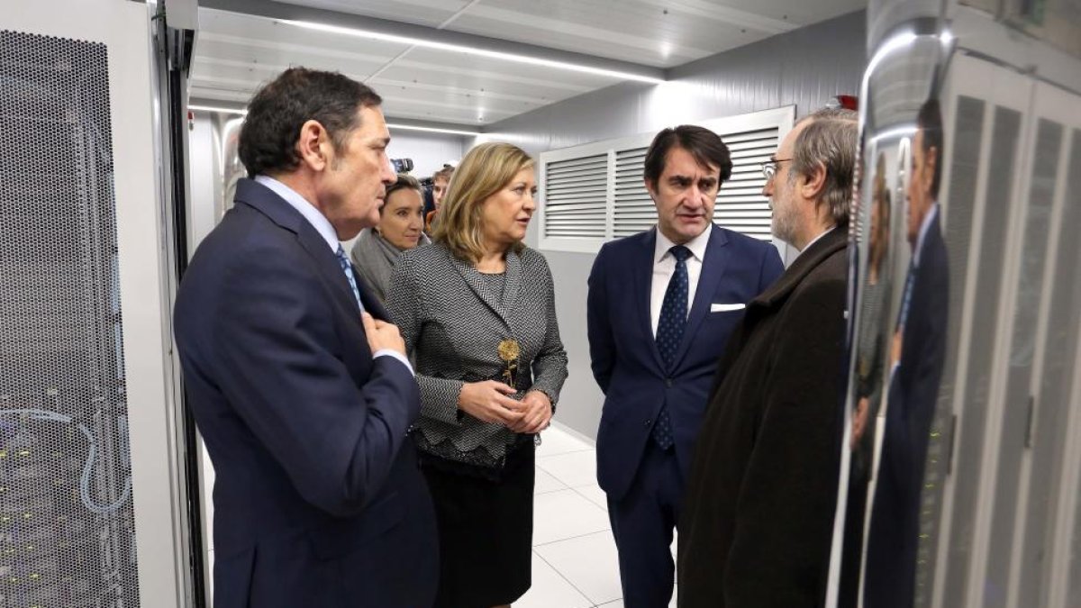 La consejera de Economía y Hacienda, Pilar del Olmo, el consejero de Fomento y Medio Ambiente, Juan Carlos Suárez-Quiñones, y el consejero de Sanidad, Antonio María Sáez, visitan el Centro de Proceso de Datos de la Junta de Castilla y León (CPD)-ICAL