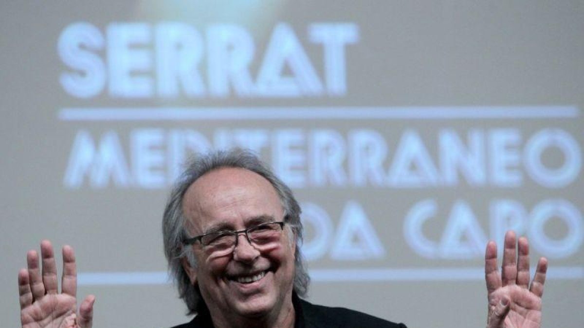 Joan Manuel Serrat durante una rueda de prensa en el Palacio de Bellas Artes en Ciudad de Mexico.-EFE
