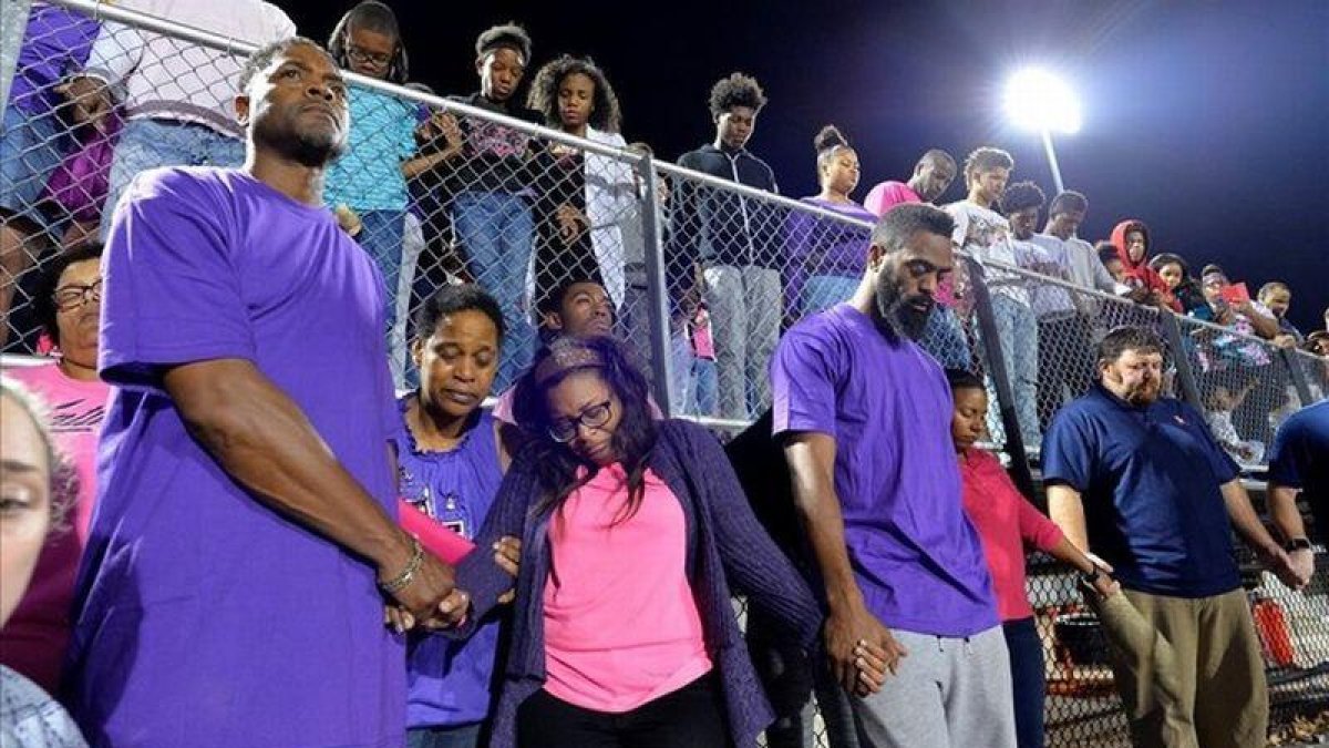 Tyson Gay, en el centro, durante el homenaje a la memoria de su hija.-REUTERS / BRYAN WOOLSTON