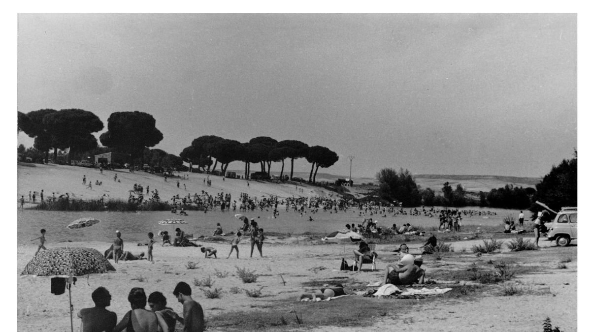 Bañistas en la playa del barrio Puente Duero en 1968.- ARCHIVO MUNICIPAL VALLADOLID