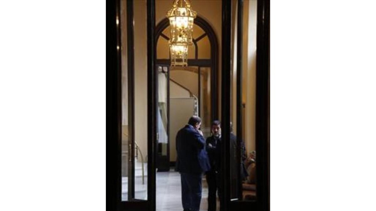 Junqueras y Sánchez conversan en el pleno del Parlament el pasado septiembre-Oriol Junqueras y Jordi Sànchez conversan en los pasillos del Parlament, el 7 se septiembre del 2017.