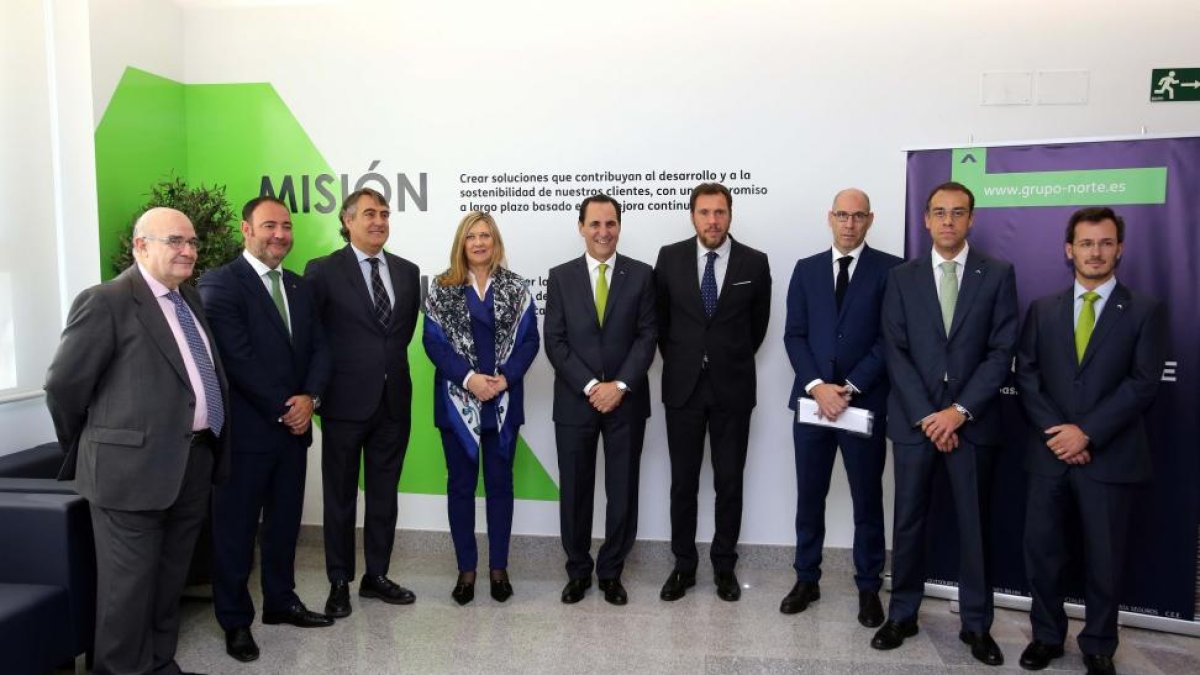 La consejera de Hacienda, Pilar del Olmo, visita la nueva sede corporativa de Grupo Norte junto a su presidente, José Rolando; el alcalde de Valladolid, Óscar Puente y otros directivos de la empresa.-ICAL