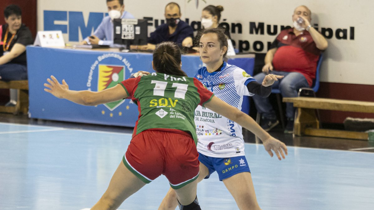 Teresa Álvarez inicia un ataque en el duelo ante Sant Quirze. / PHOTOGENIC