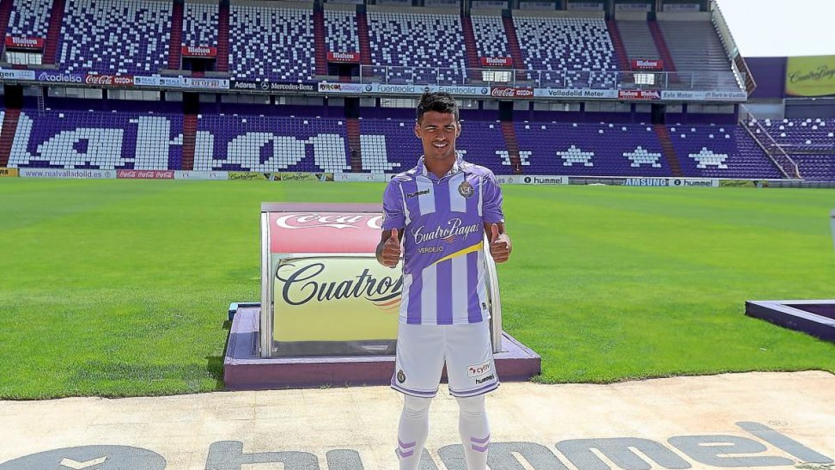 Iban Salvador viste por primera vez la camiseta del RealValladolid sobre el césped de Zorrilla.-BALCAZA