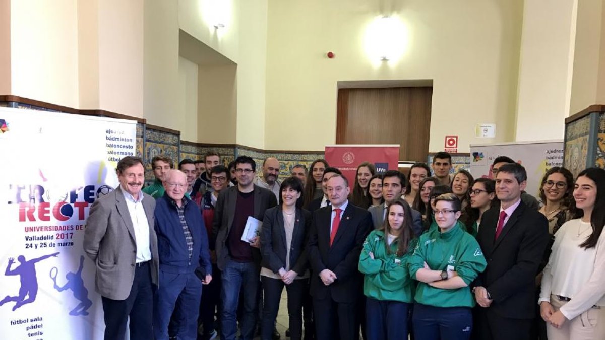 Foto de familia tras la presentación del Trofeo Rector-2017.-G. V.