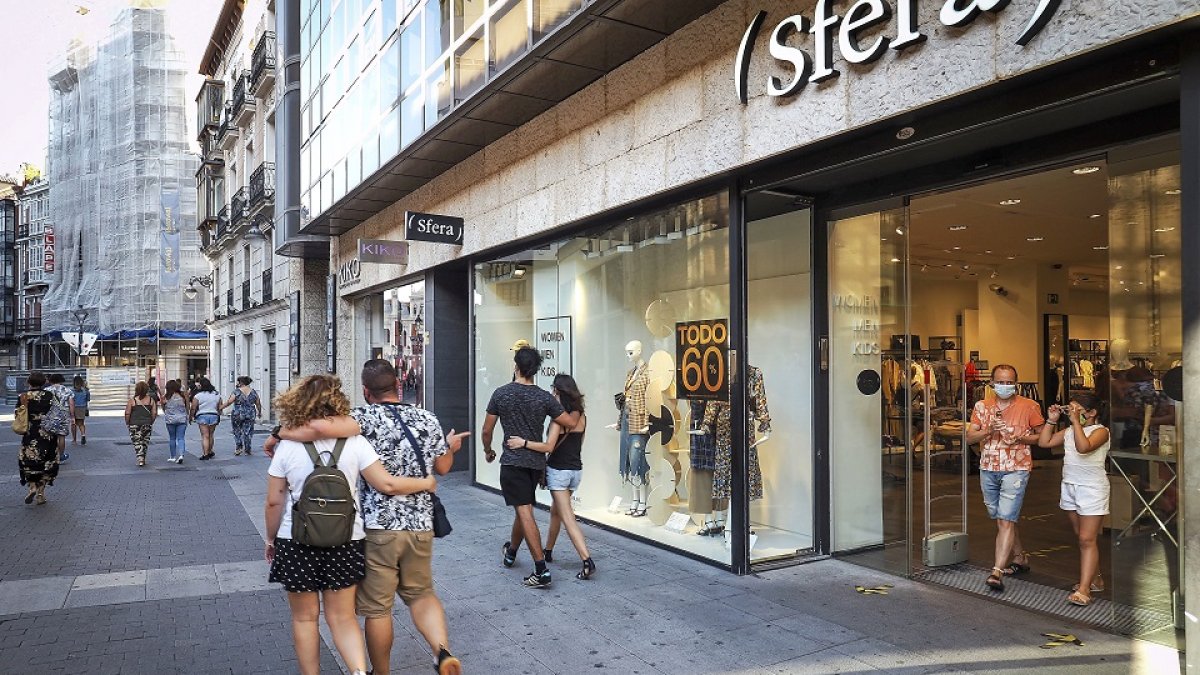 Establecimiento comercial abierto ayer por la tarde en la calle Santiago. MIGUEL ÁNGEL SANTOS