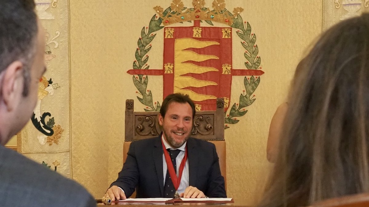 Óscar Puente oficia una boda en el Ayuntamiento de Valladolid.- PHOTOGENIC / S. BORJA