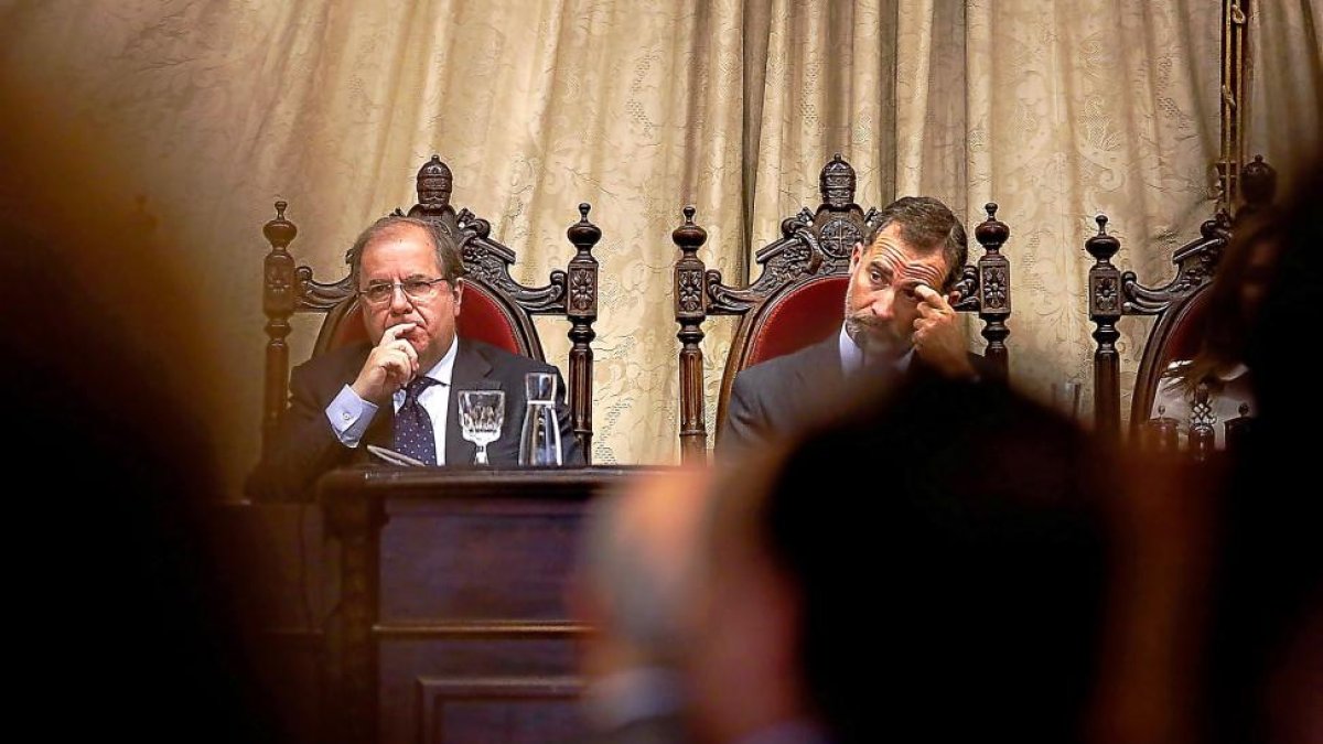 Juan Vicente Herrera y el monarca Felipe VI en el acto de inauguración del curso 2017-2018 de las universidades españolas.-ENRIQUE CARRASCAL