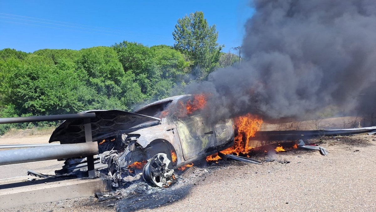 Vehículo incendiado.E.M.