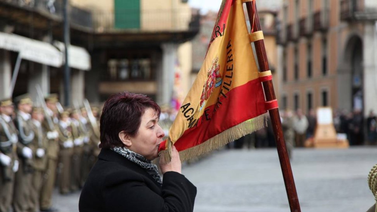 El teniente general segundo jefe de Estado Mayor del Ejército, Juan Campins Miralles preside la jura de bandera de la alcaldesa de Segovia, Clara Luquero-Ical