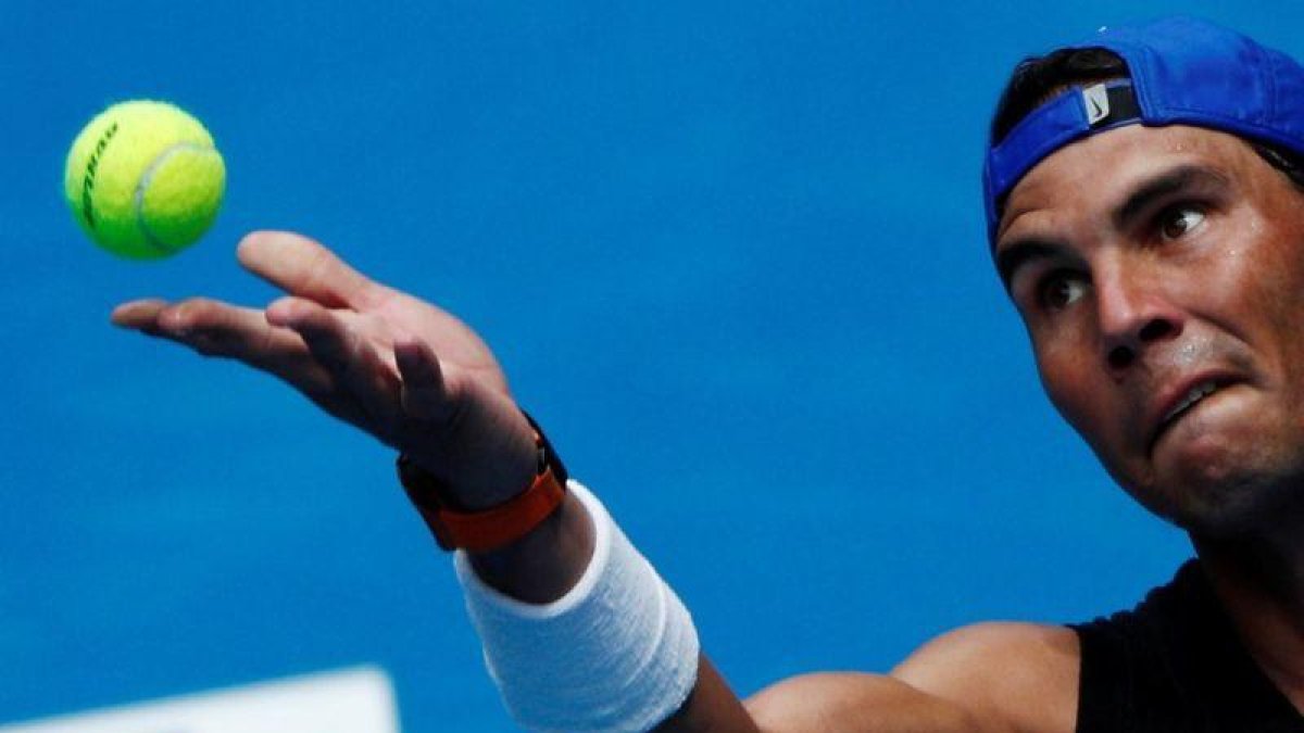 Rafael Nadal se alista para el Abierto de Australia.-REUTERS