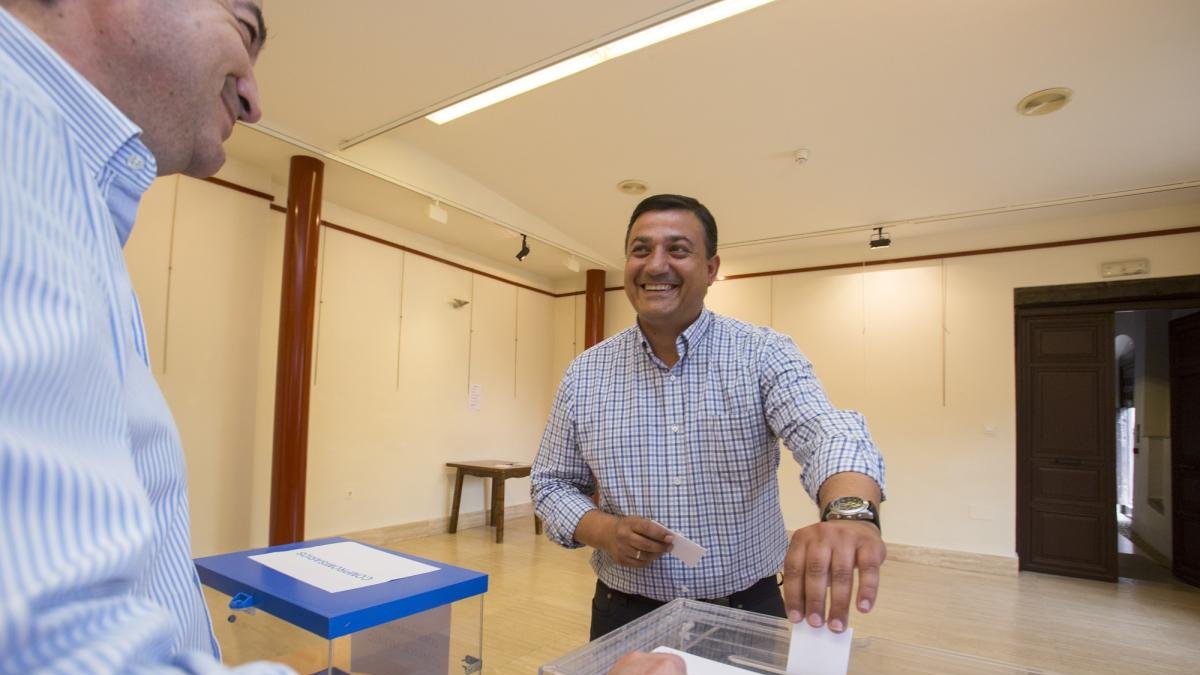 el presidente del PP de Ávila, Carlos García, votando en la Casa del Concejo, en Arévalo-Ricardo Muñoz / ICAL