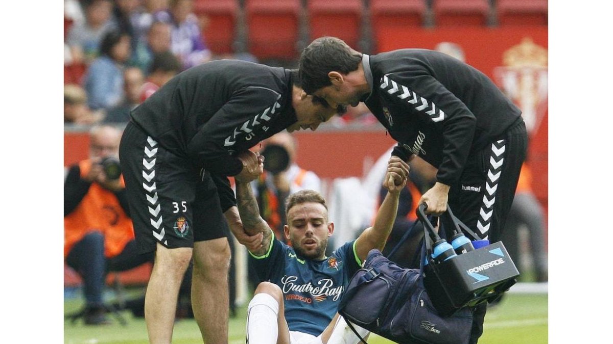 Roger es atendido en el partido de El Molinón tras lesionarse-LFP