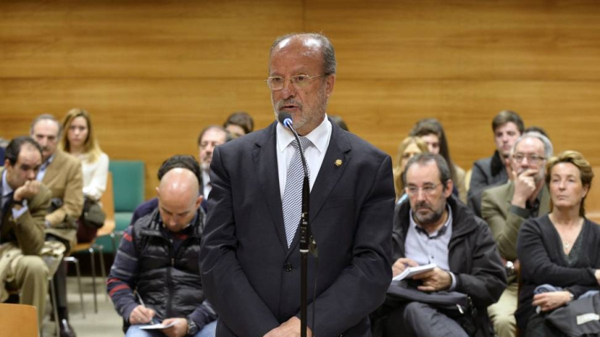 El alcalde de Valladolid y candidato del PP a la reelección, Javier León de la Riva, durante su declaración en la celebración del juicio-Pool Efe