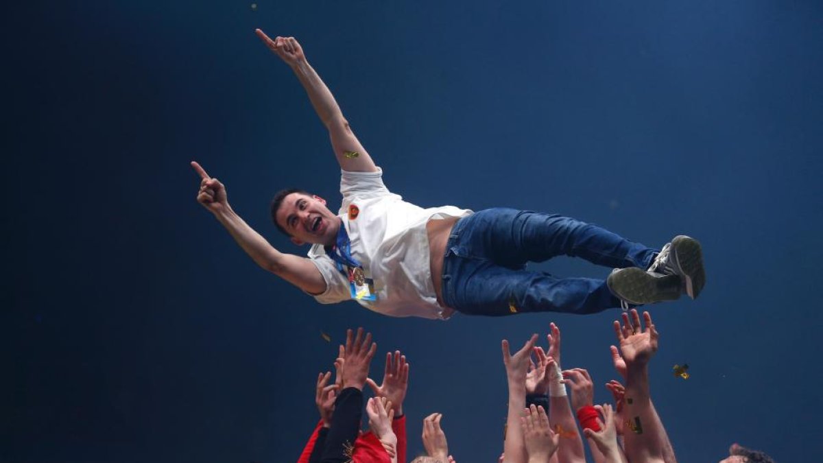 Raúl González es manteado por los jugadores del Vardar tras ganar la Champions-AFP-PHOTO