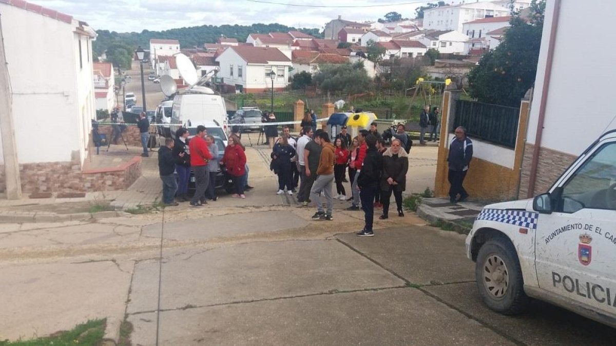 Vecinos de El Campillo se concentran en la calle Córdoba.-EUROPA PRESS