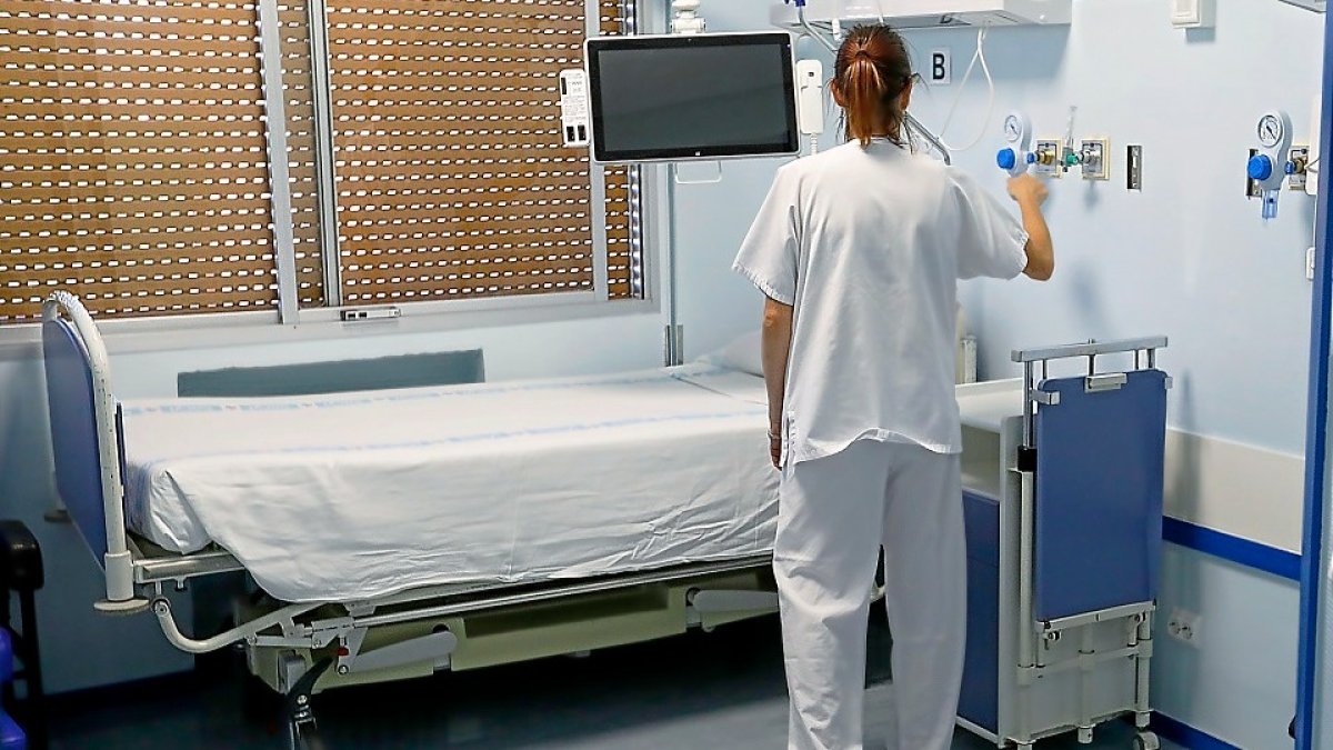 Una enfermera en el Clínico de Valladolid.