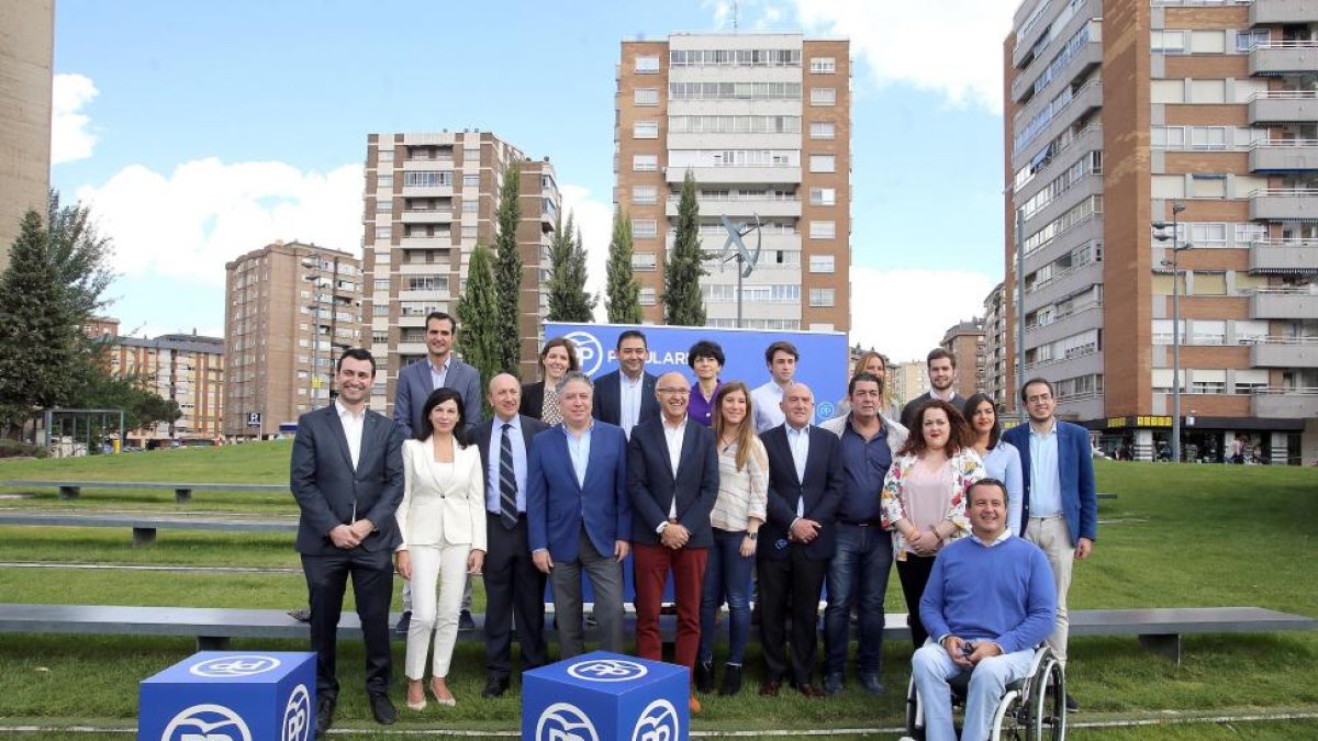 El presidente del PP de Valladolid, Ramiro Ruiz Medrano, posa junto alos candidatos del PP de Valladolid a las elecciones generales.-ICAL