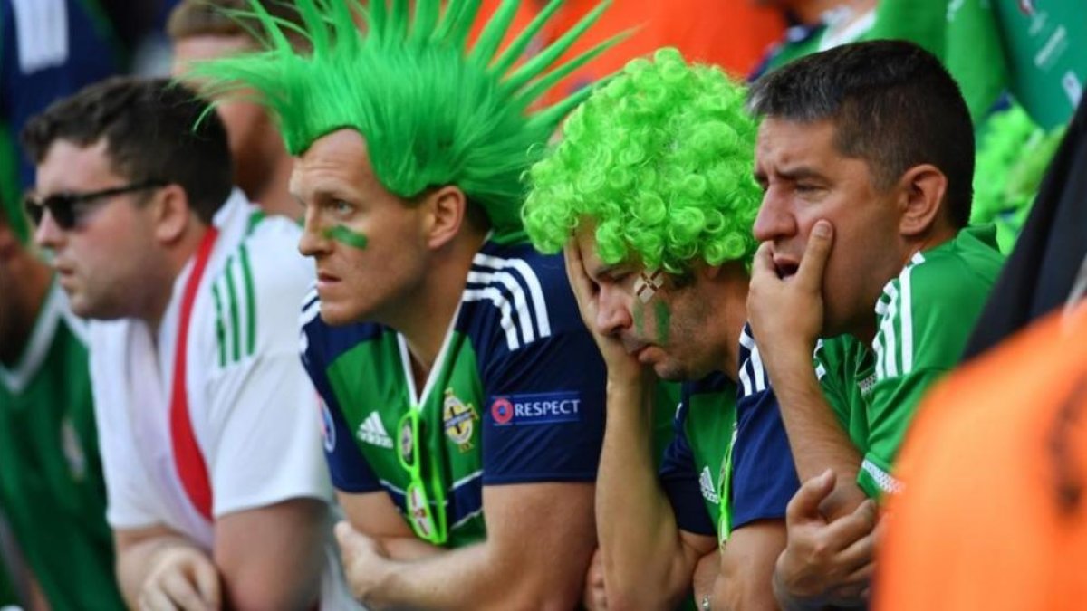 Aficionados de Irlanda del Norte durante el partido ante Polonia-EFE