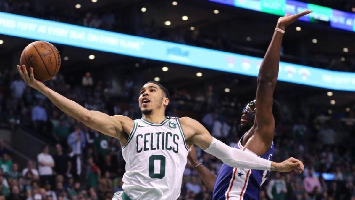 La victoria permite a los Celtics ponerse con marca de 16-10 y seguir terceros en la División Atlántico, a cuatro triunfos de los Raptors de Toronto (21-7), que son los líderes y tuvieron jornada de descanso.-GETTY IMAGES