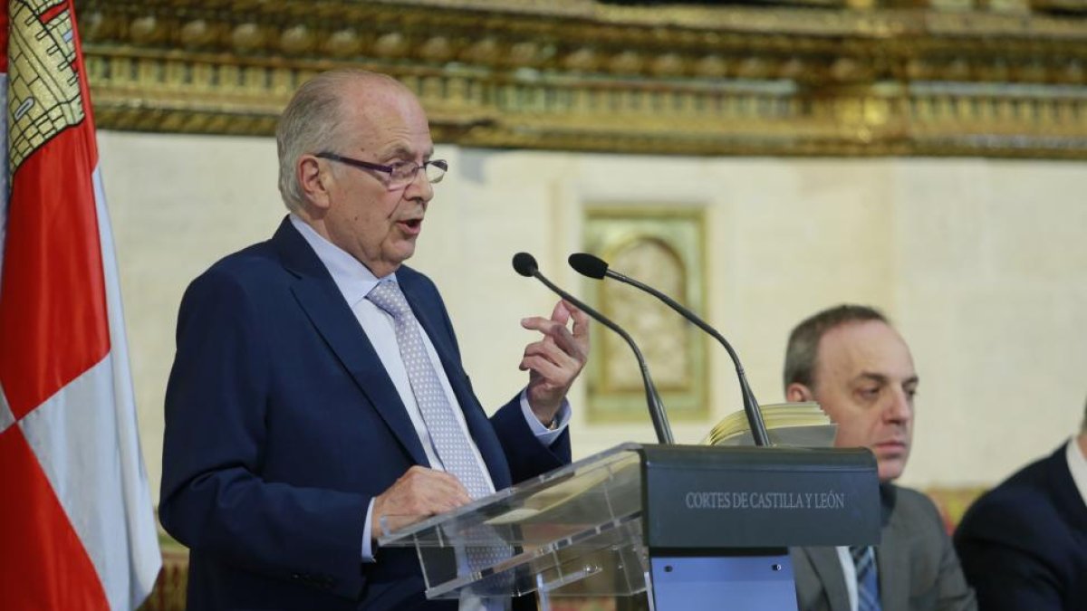 El Procurador del Común durante su intervención en el Pleno de las Cortes celebrado ayer en Burgos-RAÚL G. OCHOA
