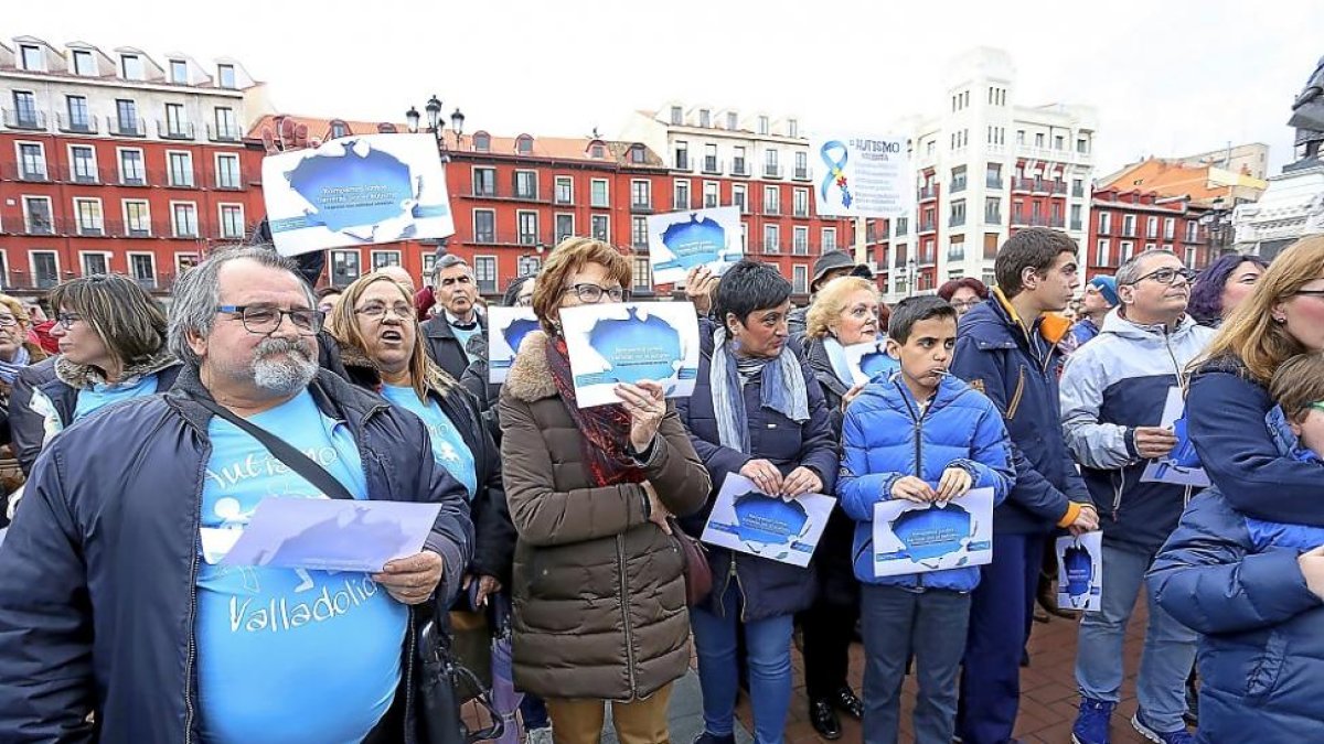 Varias personas se reúnen en la Plaza Mayor en el Día Mundial de la Concienciación sobre el Autismo.-ICAL