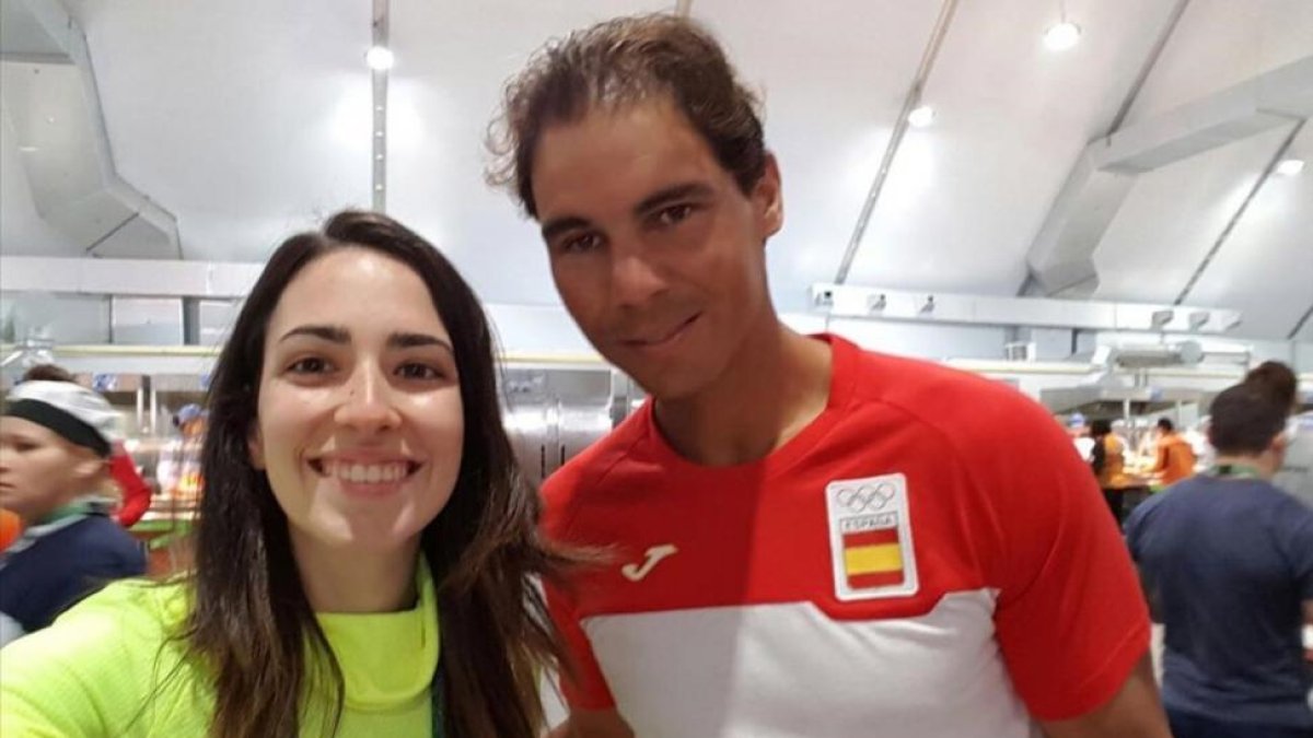 Rafael Nadal posa junto a una voluntaria de Río.-COE