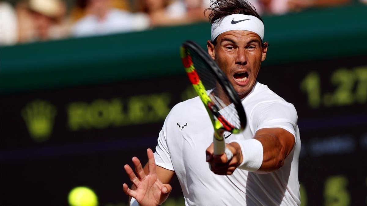 Nadal conecta un golpe en la semifinal ante Federer.-ADRIAN DENNIS POOL