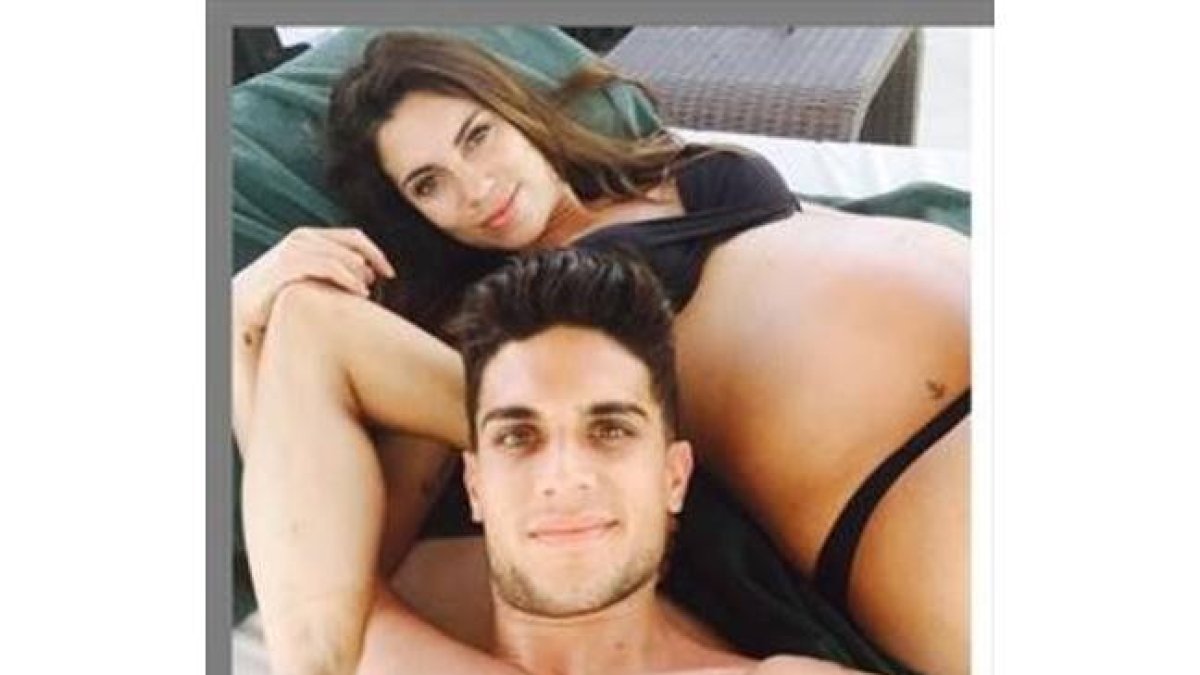Bartra y Jiménez, en una imagen colgada en las redes sociales durante el embarazo de la periodista.-Foto: INSTAGRAM