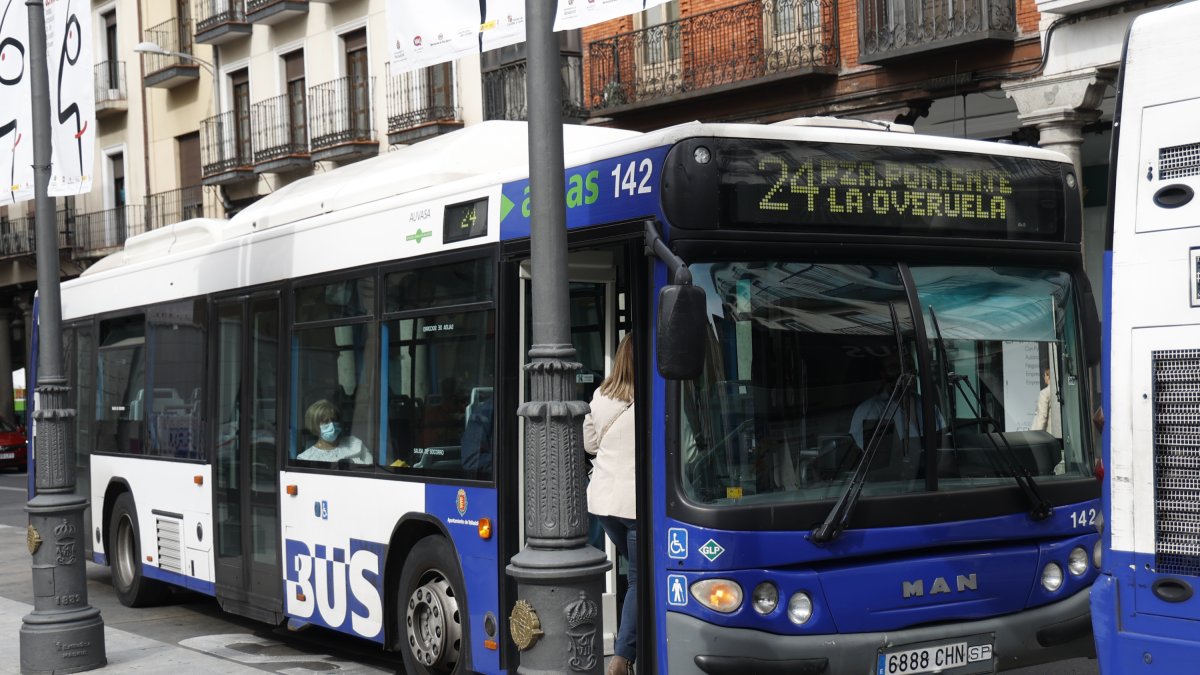 Línea 24 de Auvasa con destino a la Overuela. PHOTOGENIC/ CARLOS LLORENTE