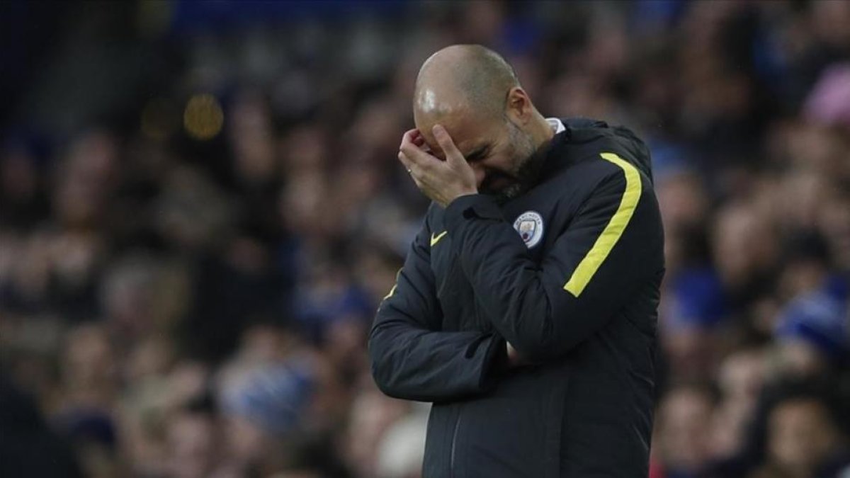 Pep Guardiola, preocupado durante el partido del Manchester City contra el Everton en Goodison Park-REUTERS / LEE SMITH
