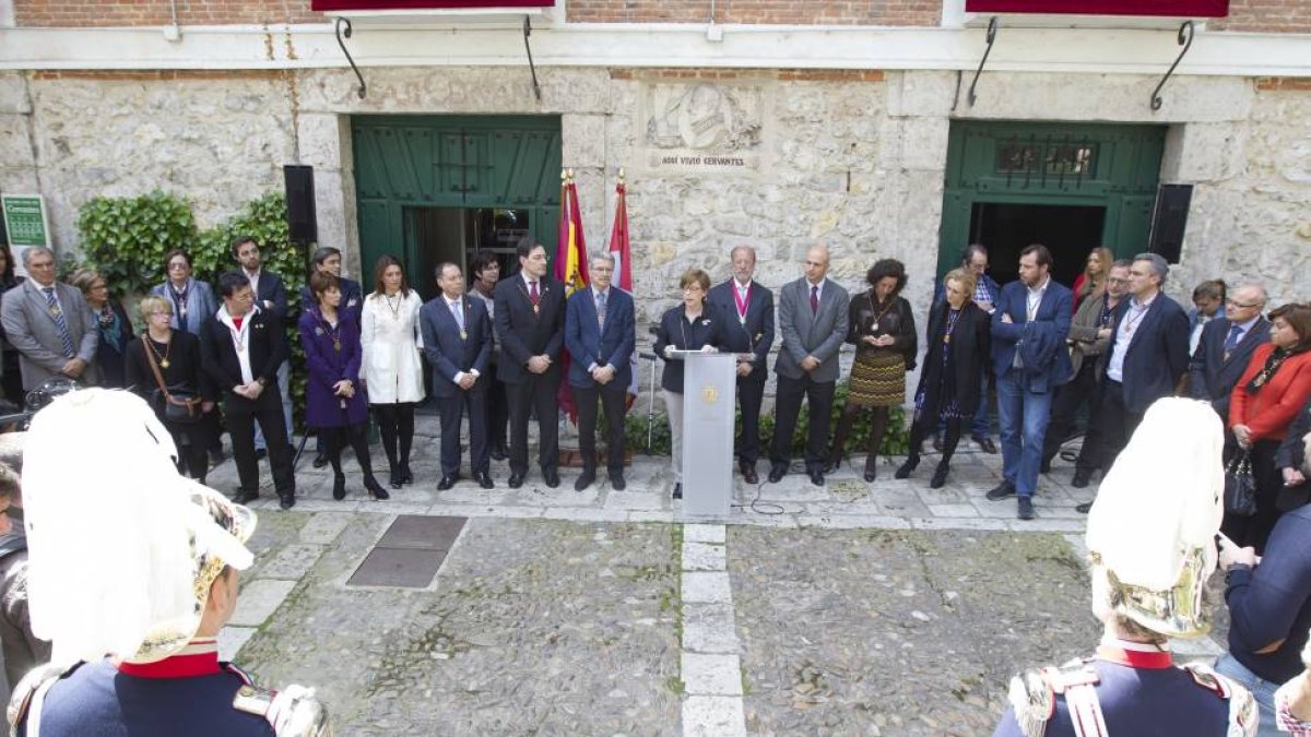 María Bolaños, los miembros de la Corporación municipal y el subdelegado del Gobierno en la Casa de Cervantes-J. M. Lostau