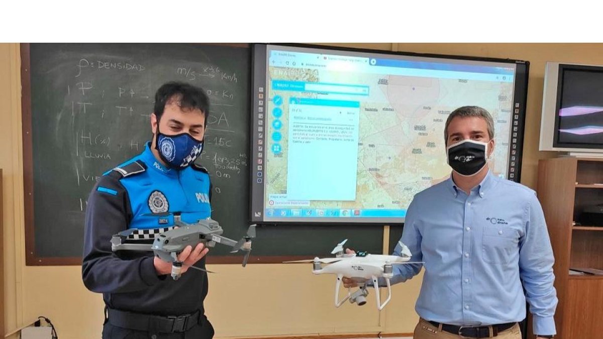 Uno de los agentes de la Policía Municipal que se ha formado en el curso de manejo de los drones por parte de una empresa especializada. A.V.