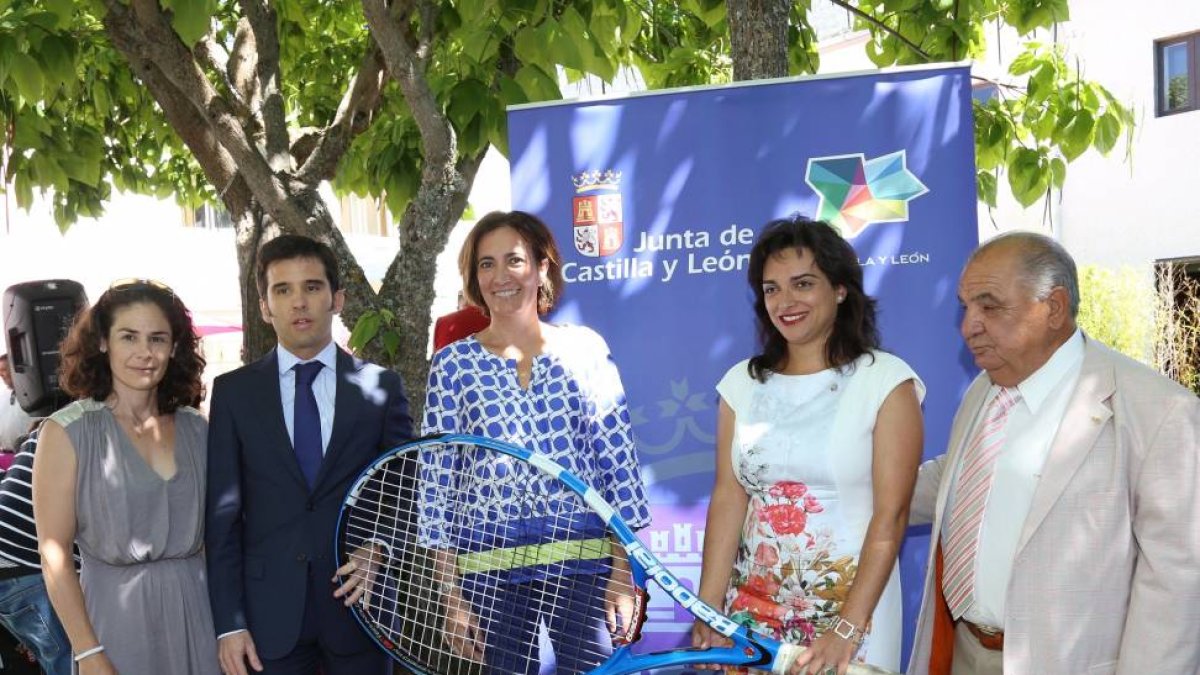 La consejera de Cultura y Turismo, María Josefa García Cirac (C), presenta el XXX Open Castilla y León de Tenis Villa de El Espinar, acompañada por el presidente de honor del torneo, Pedro Muñoz (D); su directora, Virginia Ruano (I); la alcadesa de El Esp-Ical
