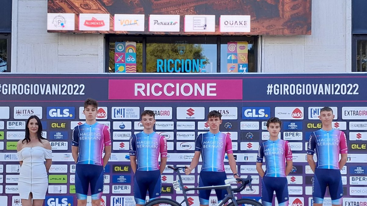 Romeo , a la izquierda, junto a sus compañeros del Axeon. / HBA