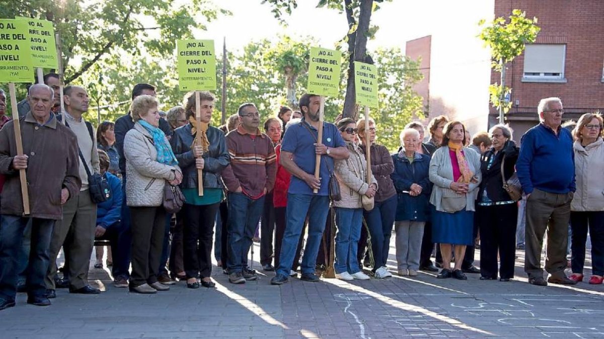 Vecinos de la Pilarica durante la protesta-EM