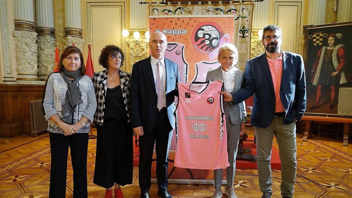 Vicky Soto, Rafi Romero, Mike Hansen, Pilar Fernández-Valderrama y Alberto Bustos, con la camiseta rosa que lucirá el Carramimbre Ciudad de Valladolid el próximo domingo a las 18.00 horas ante el Real Betis en la LEB-Oro.-EL MUNDO
