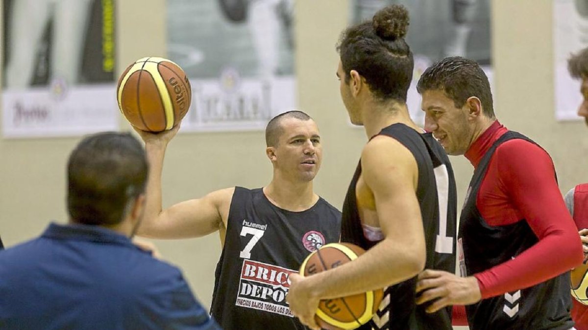 Brock Gillespie, que lucirá el dorsal 7, en su primer entrenamiento de ayer por la tarde junto a Sergio de la Fuente y Shota.-Pablo Requejo